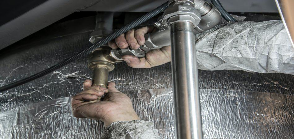 Inspect the pipe connection